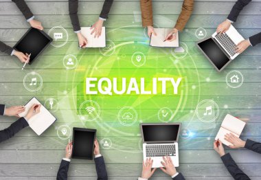 Bir grup insan toplantı yapıyor.