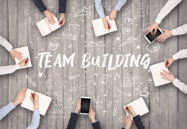 Ofiste çalışan bir grup iş adamı