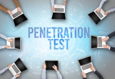 Bir dizüstü bilgisayarın önünde bir grup insan, güvenlik kavramı