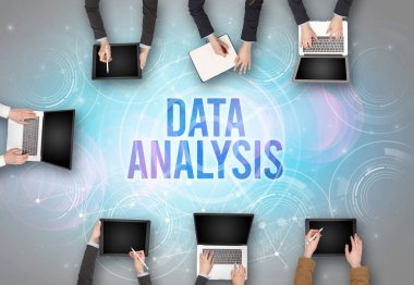 Bir dizüstü bilgisayarın önünde bir grup insan, güvenlik kavramı