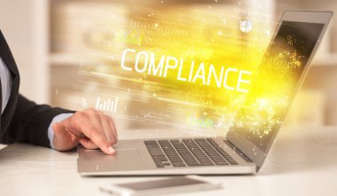 Dizüstü bilgisayarda çalışan iş adamlarının yakınlaşması