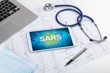 Tıbbi kısaltmalı bir tabletin yakın plan görüntüsü