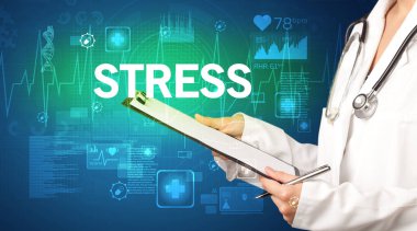 Genç doktor notlar yazıyor.