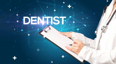 Doktor tıbbi kayıtları dolduruyor.