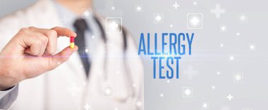 İlaç veren bir doktorun yakın çekimi.