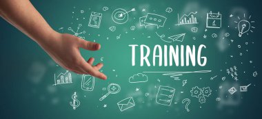 İşletme yazıtlarına işaret eden kırpılmış elin yakın çekimi