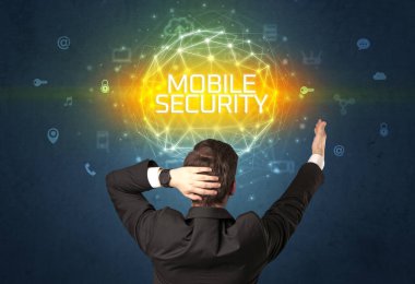 Bir iş adamının arka görünüşü, online güvenlik kavramı