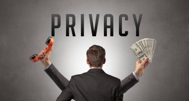 Üzerinde yazı olan bir iş adamının arka görünüşü