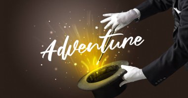 Yaşlı büyücü sihirbazlık numarası yapıyor.