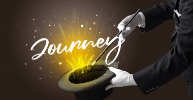 Yaşlı büyücü sihirbazlık numarası yapıyor.