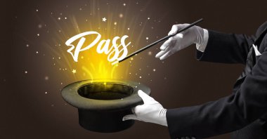 Yaşlı büyücü sihirbazlık numarası yapıyor.