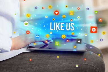 Multimedya konsepti oynayan iş adamı