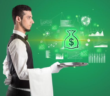 Smokinli yakışıklı garson para birimi simgelerini tepside tutuyor.