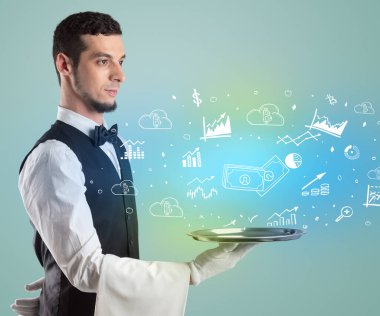 Smokinli yakışıklı garson para ikonlarını tepside tutuyor.