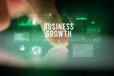 İş grafikleri ve simgeler konseptiyle tablete dokunmak