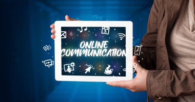 Tablet tutan kişi, sosyal ağ kavramı