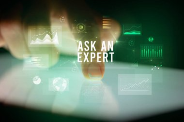 İş grafikleri ve simgeler konseptiyle tablete dokunmak