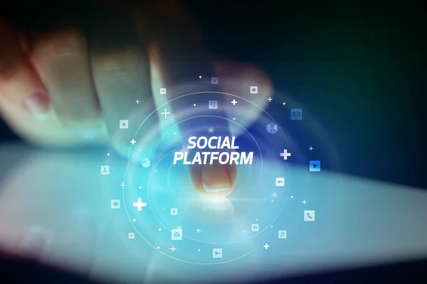 Dedo tocando tablet com conceito de ícones de mídia social — Fotografia de Stock