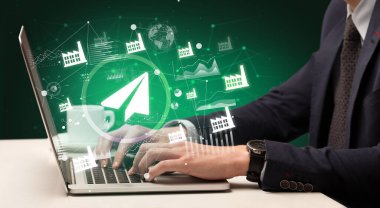 Dizüstü bilgisayarda çalışan iş adamı, başarılı iş konsepti