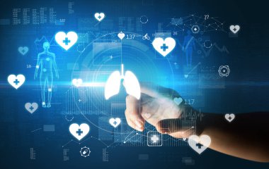 Doktor el, ekranda tıbbi sembollü fütüristik sağlık aygıtı kullanıyor.