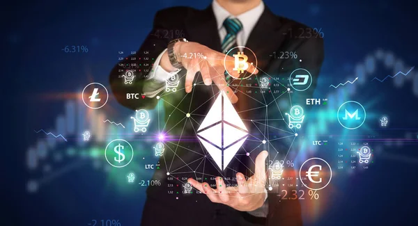 Para birimi sembolleri taşıyan bir işadamı