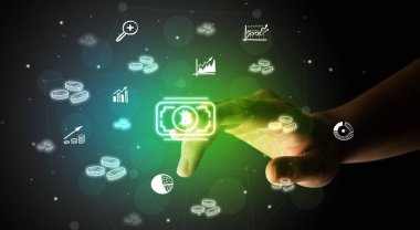 İş adamı parmağı ekranda elle çizilmiş para birimi simgeleriyle çokluortam arayüzüne dokunuyor