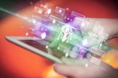 Tablet, para birimi kavramı kullanan bir elin yakın plan görüntüsü