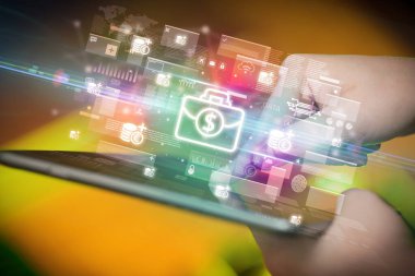 Tablet, para birimi kavramı kullanan bir elin yakın plan görüntüsü