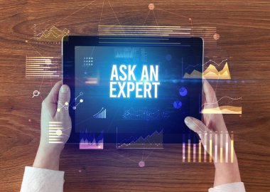 İşletme yazıtlı tableti tutan ellerin yakın çekimi