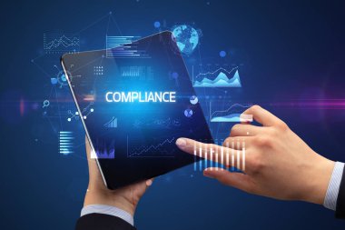 İş adamı katlanabilir bir akıllı telefon tutuyor, iş konsepti