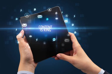 Katlanabilir akıllı telefonu olan bir iş adamı, sosyal medya kavramı