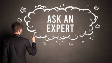 İşadamı yazılı bir bulut çiziyor.