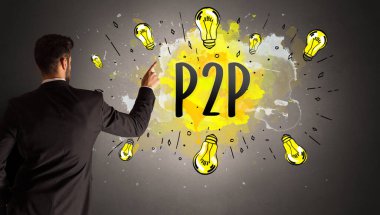 Adam renkli ampul çiziyor.