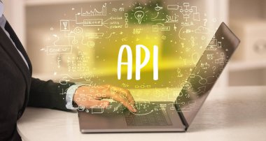 Eller yeni modern bilgisayarda çalışıyor.