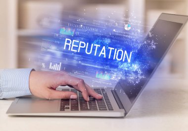 Dizüstü bilgisayarda çalışan iş adamlarının yakınlaşması