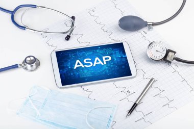 Tıbbi kısaltmalı bir tabletin yakın plan görüntüsü