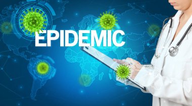 Doktor tıbbi kayıtları dolduruyor.