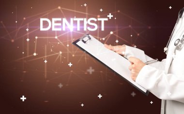 Doktor tıbbi kayıtları dolduruyor.