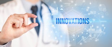 Doktor ilaç veriyor.