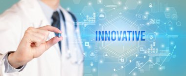 Doktor ilaç veriyor.