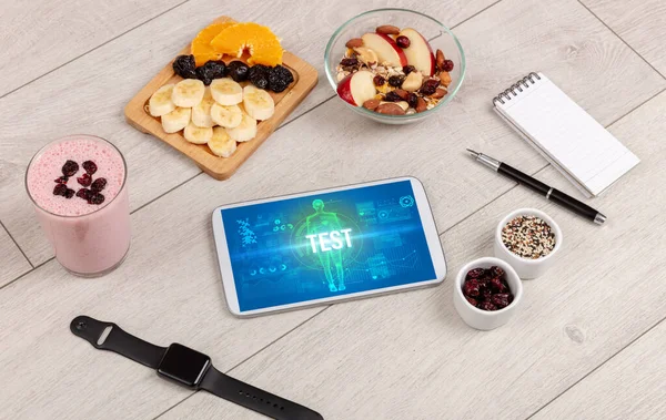 Tablet PC con frutas, concepto médico —  Fotos de Stock