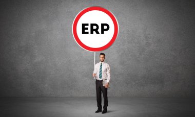 Genç iş adamı trafik işaretini aldı