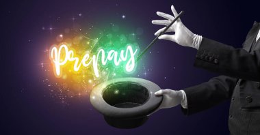 Genç sihirbaz sihir numarası yapıyor.