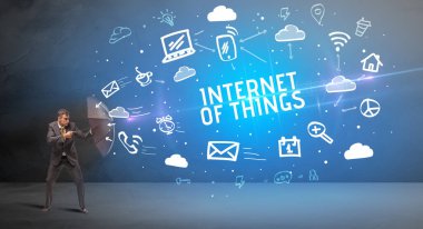 Şemsiyeyle savunma yapan iş adamı, modern teknoloji konsepti