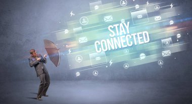 Şemsiye konseptiyle savunma yapan iş adamı