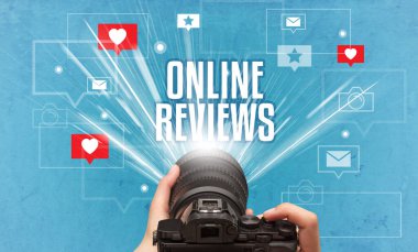 Fotoğraf çeken bir elin yakın çekimi.