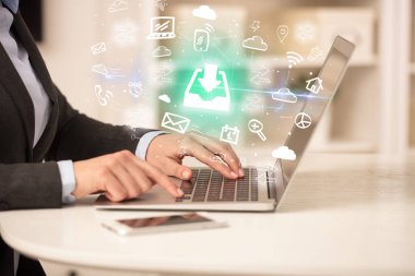 İşadamı yeni iş konseptiyle dizüstü bilgisayarda çalışıyor