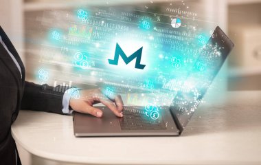 Genç adam dizüstü bilgisayardan borsayı izliyor.