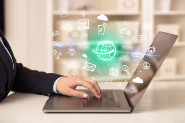 İşadamı yeni iş konseptiyle dizüstü bilgisayarda çalışıyor