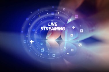 Sosyal medya simgeleri kavramlı parmak dokunuşu tableti